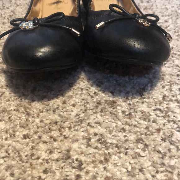 Black leather Vince Camuto flats - Picture 4 of 7